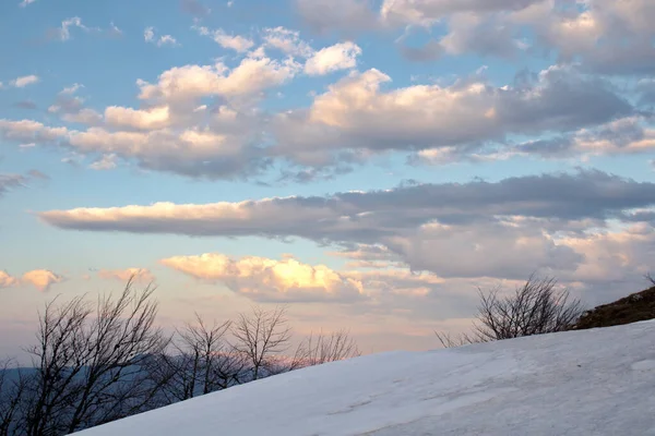 雪に覆われた山から撮影された青い空の息をのむような景色 — ストック写真