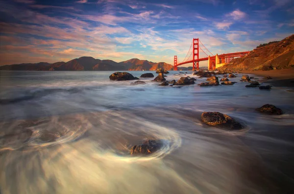 Una Spiaggia Rocciosa Famoso Golden Gate Bridge San Francisco California — Foto Stock