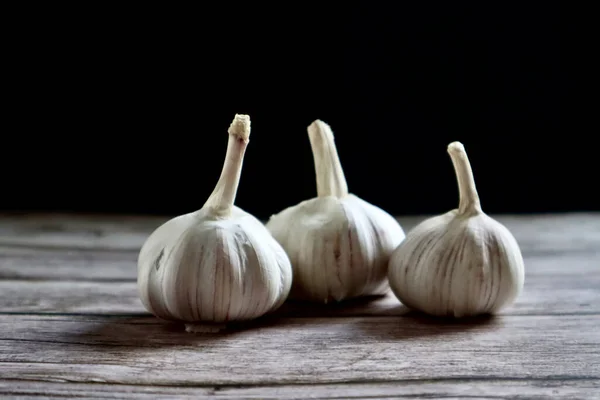 Closeup Shot Garlics Wooden Table — Stock Photo, Image
