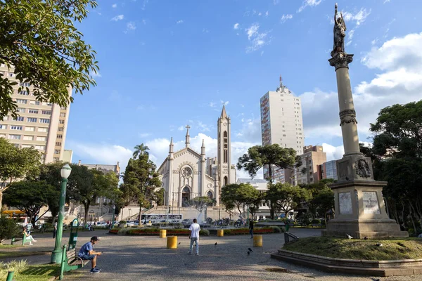 カシアス グランデ ブラジル 2022年4月5日 カシアス スルの大聖堂の向かい側 ダンテ アリギエーリ広場を歩く人々 — ストック写真