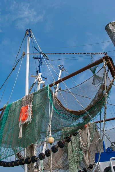 漁船のトロール船に掛けられた網の低角度のショット — ストック写真
