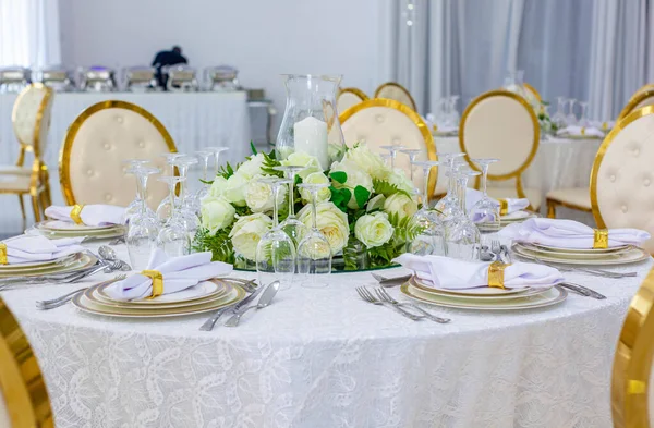 Uma Mesa Decorada Com Flores Para Celebração Casamento — Fotografia de Stock