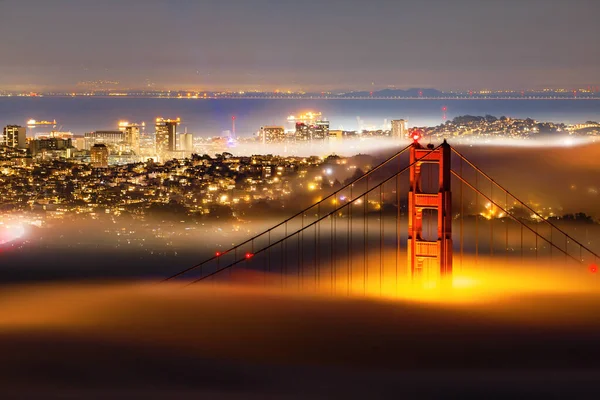 Μια Απίστευτη Ομίχλη Πάνω Από Γέφυρα Γκόλντεν Γκέιτ Νύχτα Στο — Φωτογραφία Αρχείου