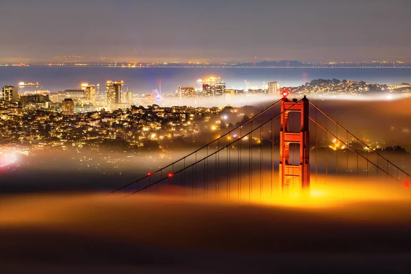 Una Increíble Niebla Sobre Puente Golden Gate Por Noche San — Foto de Stock