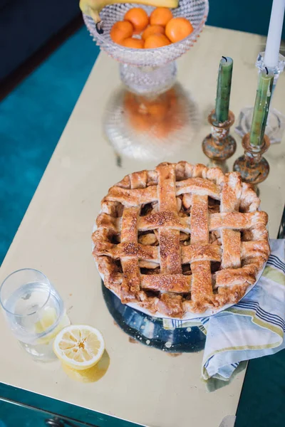 Gebackene Gitterkruste Apfelkuchen Stillleben Auf Dem Tisch Mit Zitrone Geschirrtuch — Stockfoto