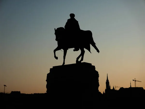 Силуэт Конной Статуи Рассвете — стоковое фото