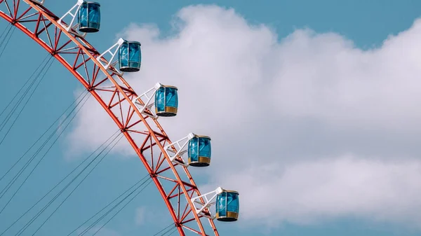 Roda Gigante Parque Diversões Com Nuvens Céu — Fotografia de Stock