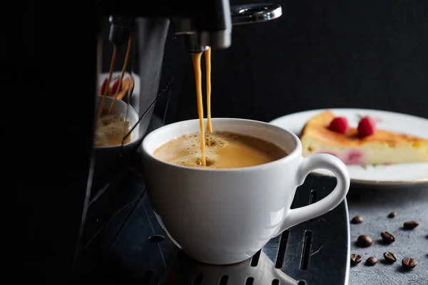 Ein Heißer Espresso Der Einen Weißen Becher Gegossen Wird — Stockfoto