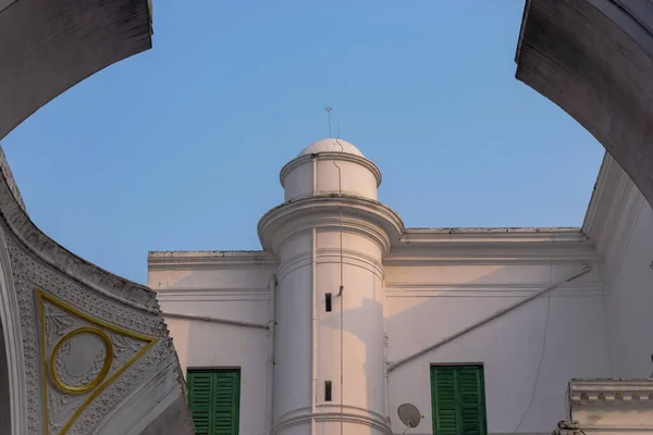 Una Vista Ángulo Bajo Una Torre Blanca Calcuta India — Foto de Stock