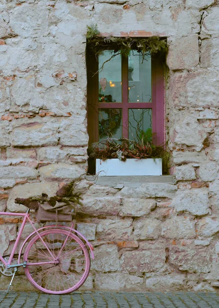 Vertical Shot House Pink Windows Pink Parked Bicycle Romania Cluj — Stock Photo, Image