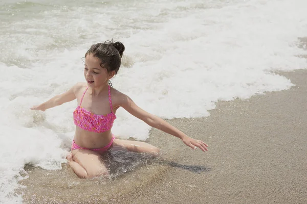 Chica Bikini Rosa Jugando Felizmente Orilla Playa Con Las Olas — Foto de Stock