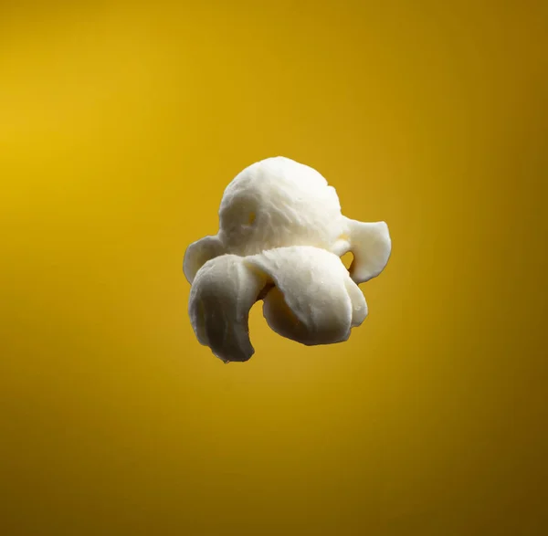 Enda Popcorn Isolerad Gul Bakgrund — Stockfoto