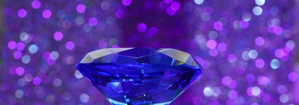 Egy Kék Gyémánt Közelsége Látható Elmosódott Fényes Háttérrel — Stock Fotó