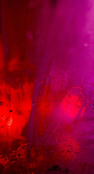 Cam Üzerinde Pembe Mor Yağlı Boya Olan Dikey Bir Neon — Stok fotoğraf