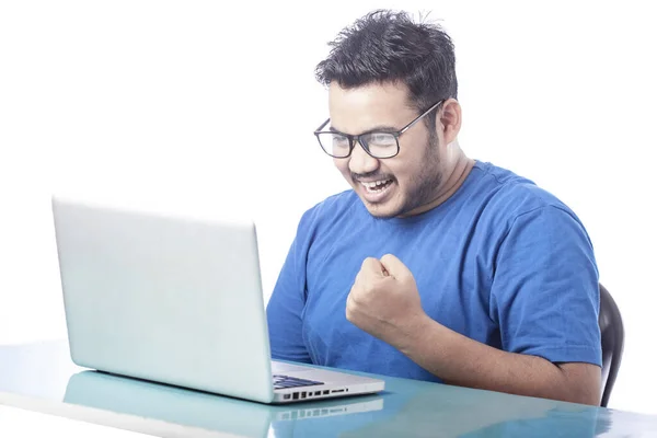 Usmívající Mladý Chlapec Jásající Nad Úspěchem Před Laptopem Šťastný Muž — Stock fotografie