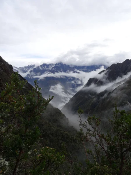 Uma Antena Vertical Trilha Inca Verde Cordilheira Dos Andes Coberta — Fotografia de Stock