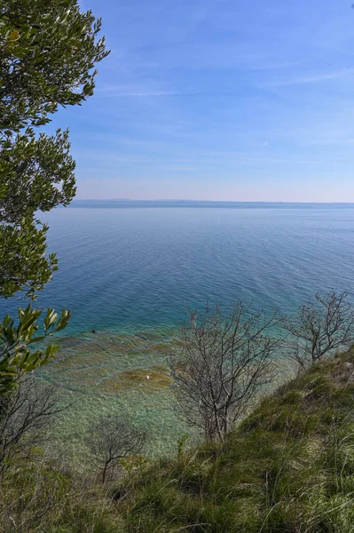 Een Prachtig Uitzicht Een Zee Met Een Lucht Achtergrond — Stockfoto