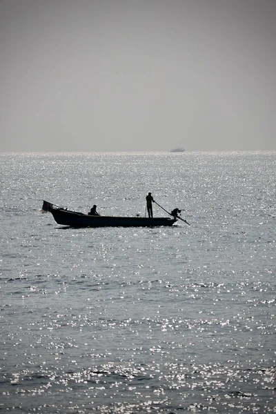 Una Silueta Pescadores Pescando Océano Bahía Bengala Pondicherry Puducherry India — Foto de Stock