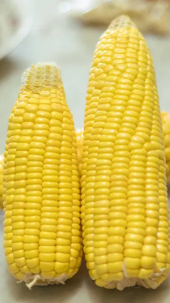 背景模糊的新鲜玉米或玉米的垂直特写镜头 — 图库照片