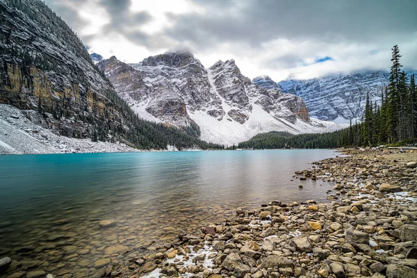 Hermoso Paisaje Invierno Con Lago Las Montañas Naturaleza Canadiense Parque —  Fotos de Stock