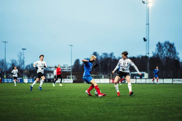 2022年のカールスランド対オレブロ戦で活躍した若きサッカー選手たち — ストック写真