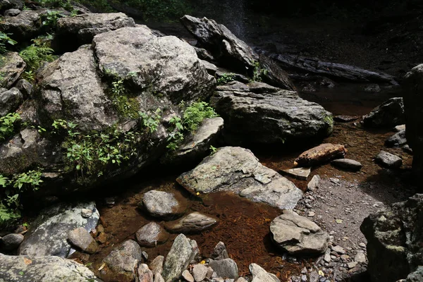 岩に囲まれた川の上の景色 — ストック写真