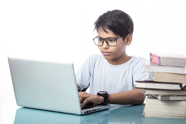 Smart Kind Mit Laptop Für Online Bildung Mit Einigen Büchern — Stockfoto