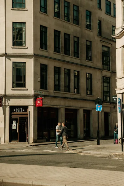 Disparo Vertical Personas Cruzando Calle Londres Reino Unido — Foto de Stock
