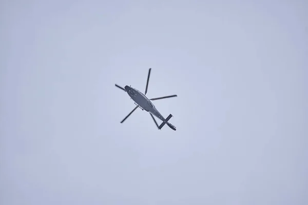 Low Angle Shot Helicopter Flying High Dark Gloomy Sky — Stock Photo, Image