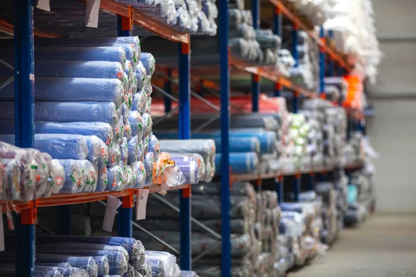 Pracownicy Tekstyliach Wearhouse Sprawdzanie Produktów — Zdjęcie stockowe