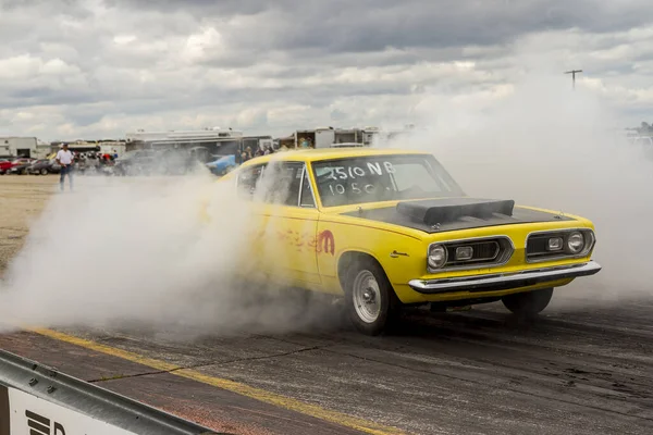 Dragster Fazendo Burnout Com Fumaça Antes Drag Race Burnout Linha — Fotografia de Stock