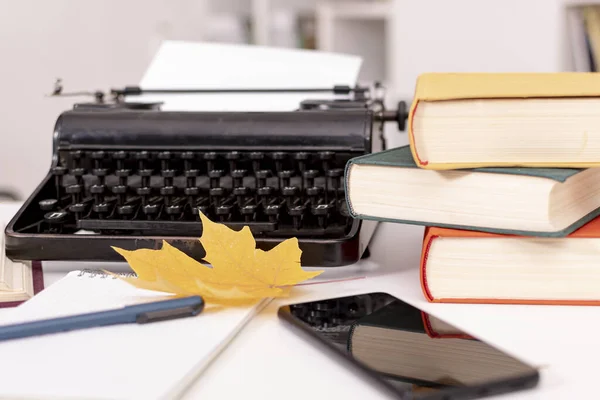 Staat Een Retro Typemachine Witte Tafel Buurt Zijn Boeken Notebook — Stockfoto