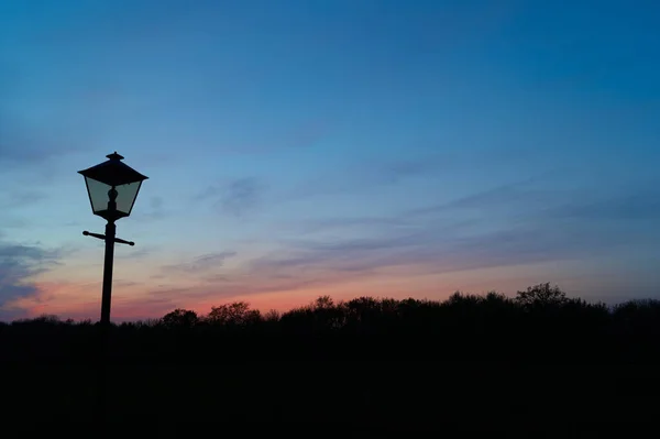 Een Schilderachtige Uitzicht Van Een Lamp Zonsondergang Lucht Achtergrond — Stockfoto