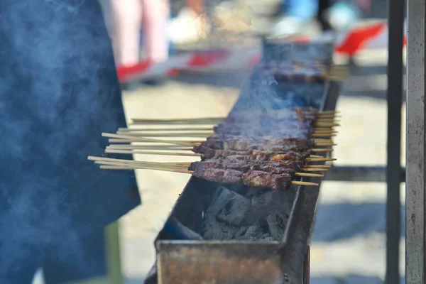 Primo Piano Spiedini Tipici Arrosticini Agnello Che Cucinano Barbecue Carbone — Foto Stock