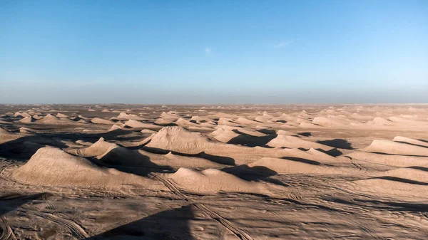 Desierto Con Pequeñas Colinas Bajo Cielo Despejado Sin Nubes —  Fotos de Stock