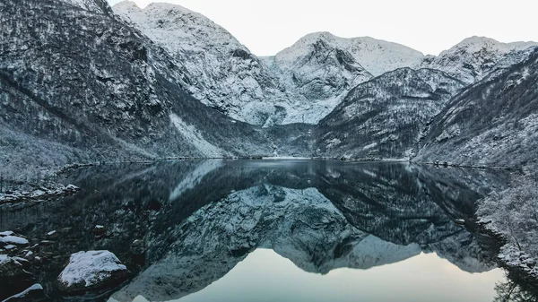 Belo Tiro Lago Com Colinas Nevadas Fundo — Fotografia de Stock