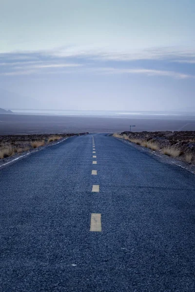 傍晚时分 一条乡间道路的垂直截图 — 图库照片