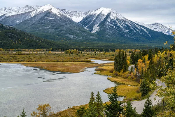 Hermoso Paisaje Otoñal Con Lago Las Montañas Naturaleza Canadiense Parque —  Fotos de Stock