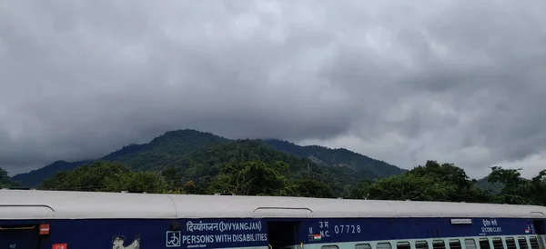インドの列車の上側の山の谷の眺め — ストック写真