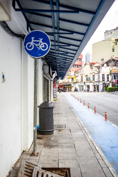 Μια Κάθετη Λήψη Μιας Πινακίδας Ποδηλασίας Στο Δρόμο — Φωτογραφία Αρχείου