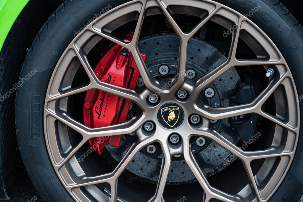 Wheel of a Lamborghini Huracan, rim, brake caliper and carboceramic disc