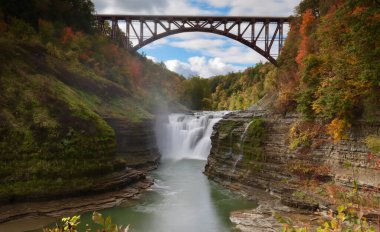 Letchworth Eyalet Parkı 'ndaki Genesee Nehri' nin yukarısındaki Portageville köprüsünün batıya bakan görüntüsü..