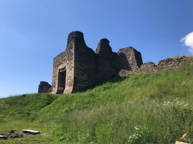 Lichnice Kalesi 'nin kalıntıları güneşli bir günde mavi gökyüzüne karşı
