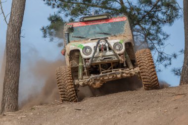Portekiz Ulusal Arazi Şampiyonası 2017 'de çamurla kaplı bir off-road yarış arabası.