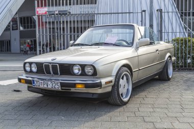 Bir BMW 324i Cabrio, Hırvatistan 'ın Zadar kentinde klasik araba sergisinde klasik bir araba.