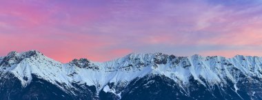 Mor gün batımında Nordkette 'in panoramik görüntüsü, Avusturya, Tirol, Innsbruck