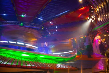 Oxford 'daki St. Giles Panayırı' nda atlıkarınca gezintilerinin parlak ışıkları.