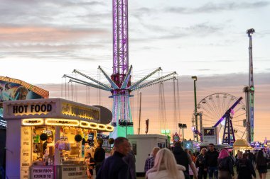 İnsanlar lunaparkta boş vakitlerini geçiriyorlar. 140. 'Hoppings' Mağribi 'nde, Newcastle, Tyne, İngiltere' de..