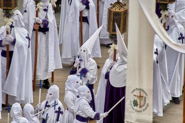 İspanya, Astorga 'daki Kutsal Hafta Geçit Töreni' nde halka açık bir yürüyüş.