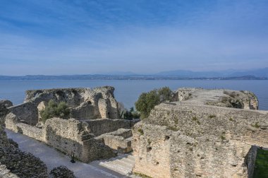 Arkasında gökyüzü olan harabe bir binanın güzel manzarası.